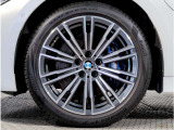 BMWの純正アロイホイールは軽量かつ強度にも優れているホイールで走行性能を引き上げる設計になっております。足元にもBMWは妥協がなくこだわっている個所になります。