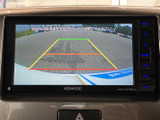後方の様子を画面で確認でき、駐車時の周囲確認をサポートします。進行方向の目安となるガイド表示も備わり、車庫入れや狭い場所での取り回しに役立ちます。