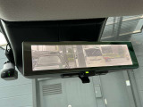 スマートルームミラーは、車両後方に設置されたカメラの映像を、ルームミラーに映し出すことで、死角をなくし、安全性を向上させることができます。また、夜間や雨天時でも、クリアな映像を映し出すことができます。