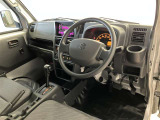 見通しのよいすっきりとした視界で、誰でも運転しやすいです。運転のしやすさは疲れにくさにも繋がりますよ♪