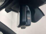 【ミラー内蔵ETC】BMWのETCシステムはルームミラー内蔵型となります。ルームミラー配置により収納スペースを確保しています。