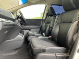 前席は身体を支える形のシートで、運転席まわりを見渡しやすい配置です。黒を基調とした室内は落ち着いた雰囲気で、乗り降りの際も足元にゆとりがあります。
