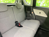後席は左右に並ぶシートとヘッドレストを備え、同乗者も落ち着いて過ごせる空間です。窓から外の景色を楽しめ、日々の移動にも使いやすい室内です。