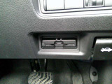 運転席から手の届く位置に ETC2.0付いております。高速道路の料金所もスムーズに通過できますよ♪