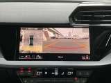 サラウンドビューカメラ装備 車両の4つのカメラから得た映像を合成し、上空から眺めているような映像をモニターに映し出します。車両周辺の歩行者や障害物などの発見に役立ちます。
