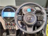 ミニ独特のゴーカートフィーリングと呼ばれる軽快なハンドリングはAT車、MT車のどちらでも楽しめます。