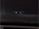 【ヘッドアップディスプレイ】現在の車速表示や目的地へのルート案内やメディア関連のリストを表示する事が可能です。視線移動を減らす事によりドライブに集中して頂けます。