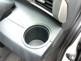 運転席右側の手の届きやすい位置にもドリンクホルダーがあります。