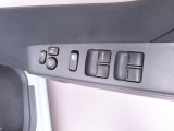 運転席側には 集中スイッチ(全ドアを操作するスイッチ) があり、運転席から乗員全員分の窓をコントロールできます。