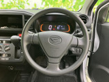 手になじみやすい形状で、運転席からメーターや周辺のスイッチにも目を配りやすい配置です。手元のボタン類もまとまり、毎日の運転をスムーズにサポートします。