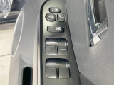 【電動格納ミラー】サイドミラーは電動格納式となっており、狭い駐車場でもキズがつくリスクを抑えられます。
