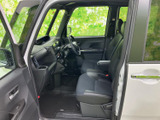 大きな窓から光が入り、運転席から前方や周囲を見渡しやすい室内です。シートと足元の空間も確保され、毎日の移動で落ち着いて過ごせる雰囲気があります。