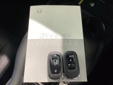 キーを持っているだけでドアハンドル横のボタンを押すとドアの施錠・開錠が行なえます。そのまま車内にキーがあればエンジンを掛けることも出来、とても便利です。