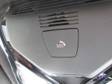 SOSコール装備です。緊急時は遠慮なく押してください。BMWメーカーエマージェンシーに直結致します。