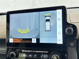 パノラミックビューモニターを装備。駐車場や交差点でクルマを真上から見るように周囲を確認できます。機能の詳細は販売店スタッフまでおたずねください。