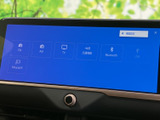 画面にはラジオやテレビ、交通情報、Bluetoothなどの項目が並び、選びたい機能を見つけやすい表示です。タッチ操作で切り替えられ、日常の移動中にも使いやすい構成です。