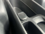 車内中央にシガーソケット装備しておりますのでどの席にいても扱いやすいです。