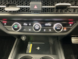 Wエアコン付きです!運転席・助手席それぞれ快適な車内でお過ごしいただけます。寒い時期には嬉しいシートヒーター、スマートフォンを置いたまま充電出来るワイヤレス充電器付きです!