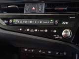 ドライブモードセレクトスイッチはドライバーがより運転に集中できるようにメーターフード横に配置。すぐれた操作性を実現してます。
