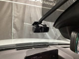【別途SDカードの購入が必要です。また社外品は保証対象外となります。】運転中の映像・音声などを記録して、交通事故やトラブルが起きた時の正確な状況把握に役立つドライブレコーダーが装着済。