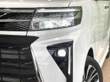 【LEDヘッドライト】悪天候や夜間走行時も良好な視界を確保し安心して運転できる高輝度LEDヘッドライトを装備!点灯速度が早く、消費電力も抑えられています。