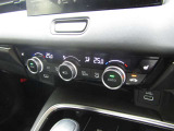 運転席と助手席で温度を変えて調整できるフルオートエアコン
