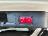 ステアリングボタンは、使いやすいデザインでございます。ステアリング付近のレバーや、ステアリングボタンで追従機能の操作も可能でございます。