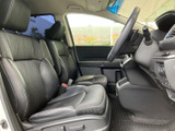 前席は座面と背もたれにゆとりを感じる形状で、運転席からの視界も確保されています。黒を基調とした落ち着いた室内で、毎日の移動も心地よく過ごせます。