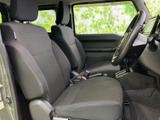 前席は視界が広く、運転席と助手席の空間もすっきりとまとまっています。落ち着いた色合いのシートは座面と背もたれにゆとりがあり、乗り降りの際にも室内の様子を確認しやすい造りです。