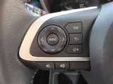 ステアリングリモコン付きで運転中に視線を落とさずオーディオ等の操作が出来ます。