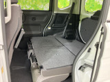後席を倒すと座面と背もたれが床面に沿って広がり、荷物を載せやすいスペースを確保できます。用途に応じてシートをアレンジでき、日常の荷物から大きめの荷物まで対応します。