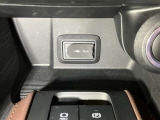 スマートフォンやお手持ちの機器のバッテリー残量が少なくなっても、運転中に充電ができるので安心ですね!