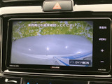 モニターには車両後方の映像が表示され、駐車時に周囲を確認する際に役立ちます。画面内にはガイド表示もあり、車庫入れや駐車スペースへの出し入れをサポート。目視と合わせて安全確認にご活用ください。