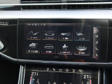 スマートフォンとAudiをUSBケーブルを介し接続。AppleのCarPlayやAndroid Autoのアプリを通じて、スマートフォンのコンテンツをMMIディスプレイに表示します。