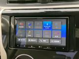 ラジオやテレビ、Bluetooth Audio、USBなど多彩な音源が画面に表示され、使いたい項目を選びやすい構成です。日々の移動に合わせてお好みの音源を活用できます。