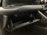 グローブボックスは余裕のある広さです!メンテナンスノートや車検証、ちょっとしたメモと筆記用具等を入れておくとあればもしもの時にも便利ですね。
