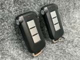 【インテリジェントキー】カバンやポケットに入れたままでもドアの施錠・開錠が可能なスマートキーを装備。スタートボタンのオン・オフ時もカギを取り出す必要がないからとっても便利です♪