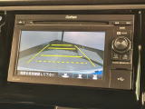 リバースギアに入れるだけで後方の表示へ切り替わります。夜間や雨の日の駐車も楽になりますよ。