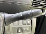 操作しやすいウインカーレバーで、スムーズな車線変更が可能です。直感的な操作感で、安全運転をサポートします。快適なドライブに貢献します。