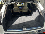 ゆったりとしたトランクルームでございます。たくさんのお荷物の車載が可能でございます。