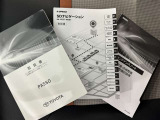メンテナンスノート、取扱説明書です。 その車の整備記録が事細やかに記録されています。 車が生まれてから今までどのような道を歩んできたのか判るとても重要な物ですよ。