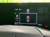 速度やシフト位置、航続可能距離などを表示する画面で、運転に必要な情報をまとめて確認できます。文字や表示が見やすく、走行中も状況を把握しやすい設計です。