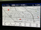 地図上に現在地や周辺の道路、施設名が表示され、位置関係をひと目で確認できます。目的地や広域表示などの選択肢も画面下に並び、慣れない場所へのお出かけでも行き先を探しやすい仕様です。