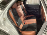 人間が歩行時に行っている「頭部の安定(目線の安定)」を車内でも再現する為、骨盤を支えて姿勢を崩しにくくするシート設計が取り入れられています!