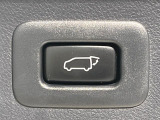 【パワーバックドア】スマートキーや運転席のボタンを押すだけでリアゲートが自動で開閉します!荷物を持っている時や、高い位置にあるバックドアを閉める際に便利な機能です♪
