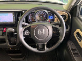 インテリアに合わせたデザインのステアリングは、運転される方のことも考え、運転しやすい形状、大きさです。是非一度、実際に触ってお確かめください。