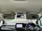 サンバイザーにはバニティミラー付きで車内でもお化粧直しできます