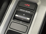 【ドライブモードセレクト】ドライブケースにより、INDIVIDUAL、SPORT、COMFORT、そして+Rの4つの走行モードを切り替えることができるスイッチです。
