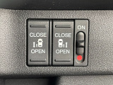 運転席右側に電動スライドドアのスイッチがついています。