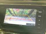 【バックカメラ】駐車時に後方がリアルタイム映像で確認できます。大型商業施設や立体駐車場での駐車時や、夜間のバック時に大活躍!運転スキルに関わらず、今や必須となった装備のひとつです!